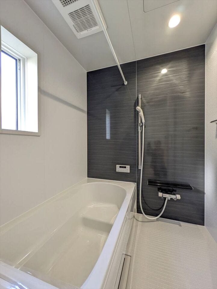 ゆったりと入浴可能な大きさの浴室♪ご家族と一緒に入るにも十分な広さです