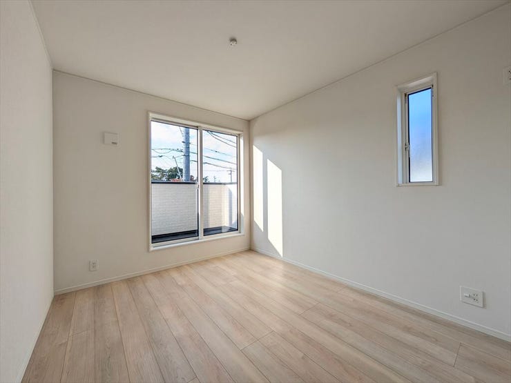 バルコニーに繋がる大きな窓があり、とても明るいお部屋です