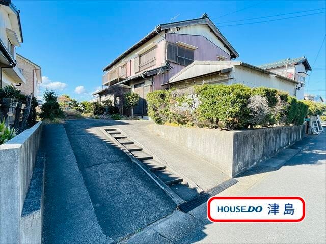 【外観】
永和小学校・永和中学校エリアの約100.4坪の広々とした敷地面積です。2世帯住宅の方にもおすすめです。JR永和駅までお車で3分、通勤通学に便利です。