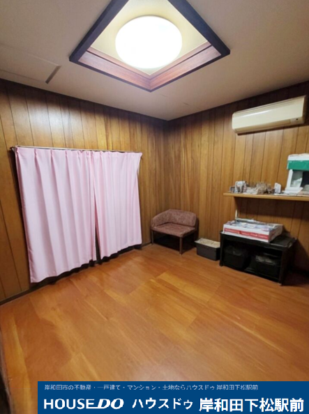 落ち着いた木目調の内装が魅力のゆったりとした洋室です♪窓からの採光も良く、明るく快適にお過ごしいただけます。収納スペースも備わっており、お部屋をすっきりと広くお使いいただけます!