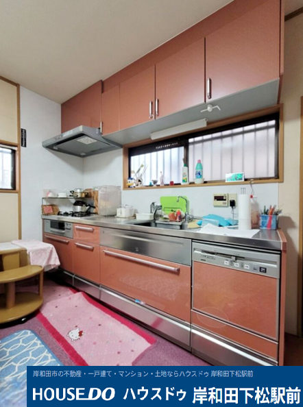 綺麗にお使い頂いています♪リフォーム歴のある使い勝手の良いシステムキッチンで、毎日の調理も快適に行えます。上下にたっぷりと収納スペースが備わっており、調理器具などもすっきりと片付きます!