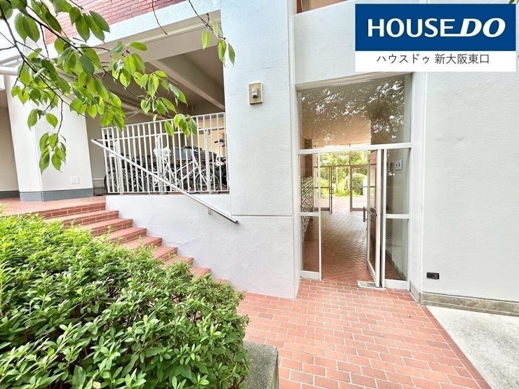 ポストスペースとエレベーターがあり、階段上は駐輪場になってます。