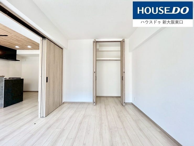 6帖の洋室です。
南西向きのバルコニーがあります。