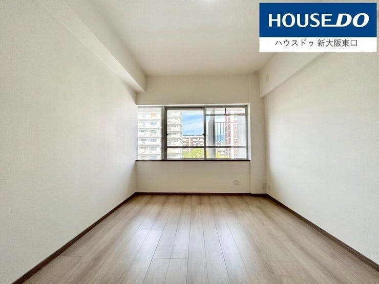 北東側に窓がある6帖の寝室です。