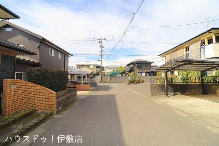 【前面道路】
南西側前面道路、西方面
行き止まり道路で交通量少な目です!