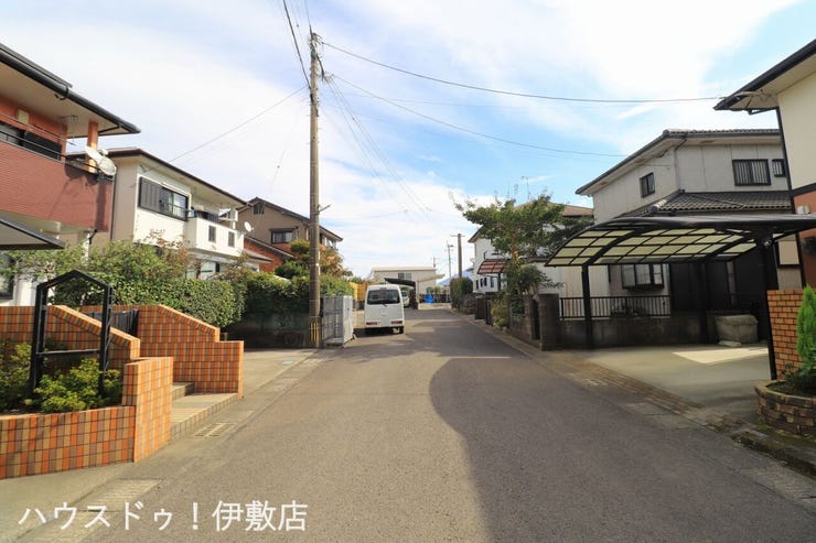 【前面道路】
南西側前面道路、東方面
行き止まり道路で交通量少な目です!