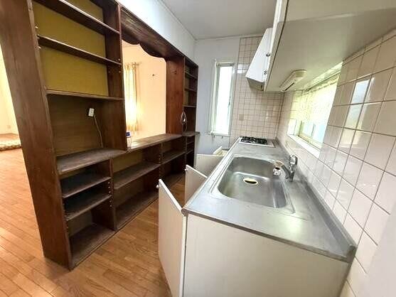 造作カウンターのついたキッチン