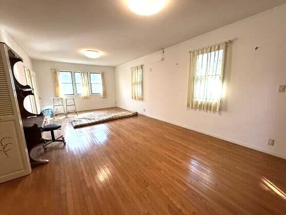 明るい光が差し込む約20帖の広々リビング♪