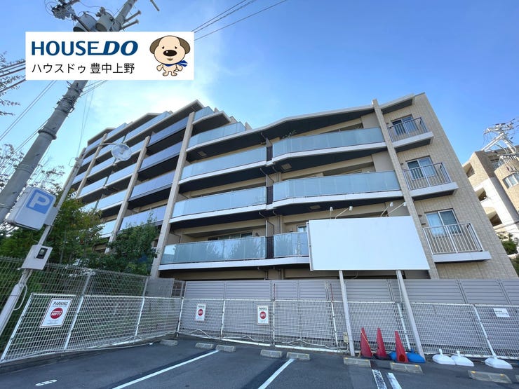 【外観】
お買い物施設やオシャレなお店が建ち並ぶロマンチック街道沿いに位置するオートロックマンション!エントランスは綺麗な植栽に彩られており、ロビーにはきれいな待合室が完備されております!