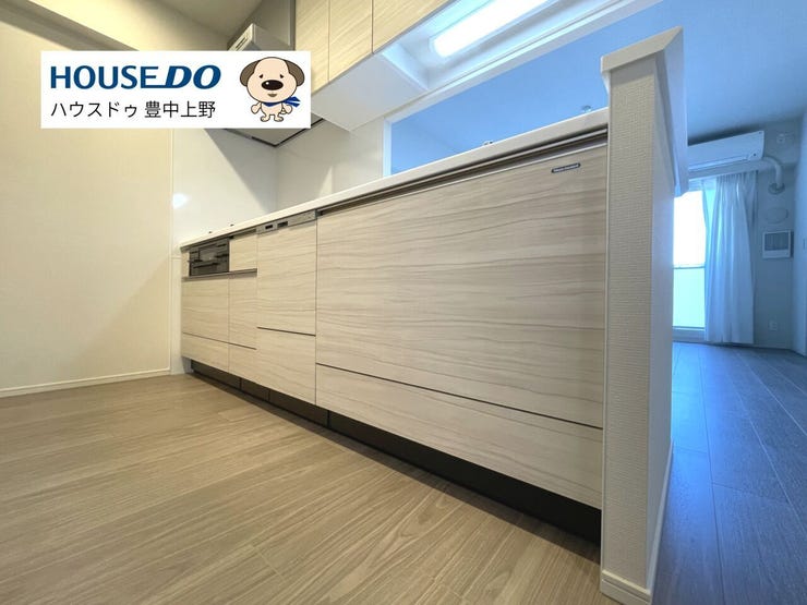 人気のカウンターシステムキッチンです!リビングの雰囲気とマッチする白を基調としており、収納を豊富に完備しております!