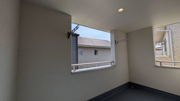 ◇2F廊下からはバルコニーに出られます。