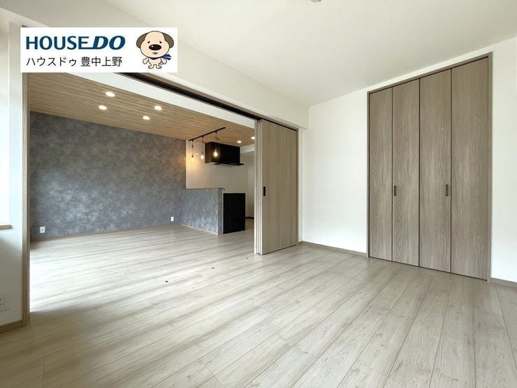 【洋室】
LDKから続く約6帖の洋室♪リビングと一体で使っていただいても、扉を閉めて一室として使っていただくことも可能な使い勝手のいいお部屋です!