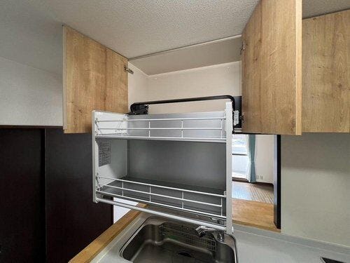 キッチンの吊戸棚は昇降式!重い鍋や大きなお皿の収納も安全に収納できます。踏み台なども不要のため、片付けもスムーズ!
