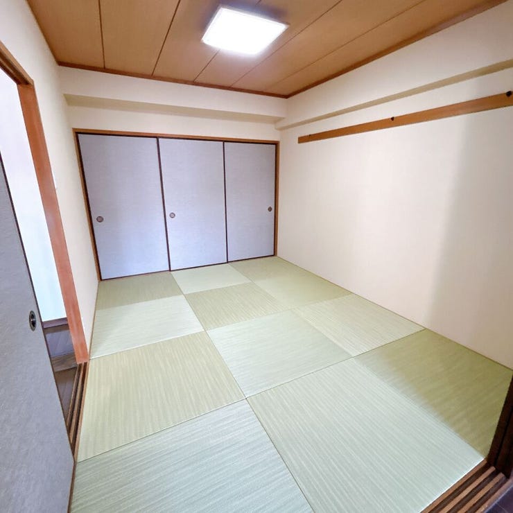 6帖の和室。収納も充実しており、お部屋もすっきり保てます。
客間やちょっとしたお昼寝スペースとしても大活躍。