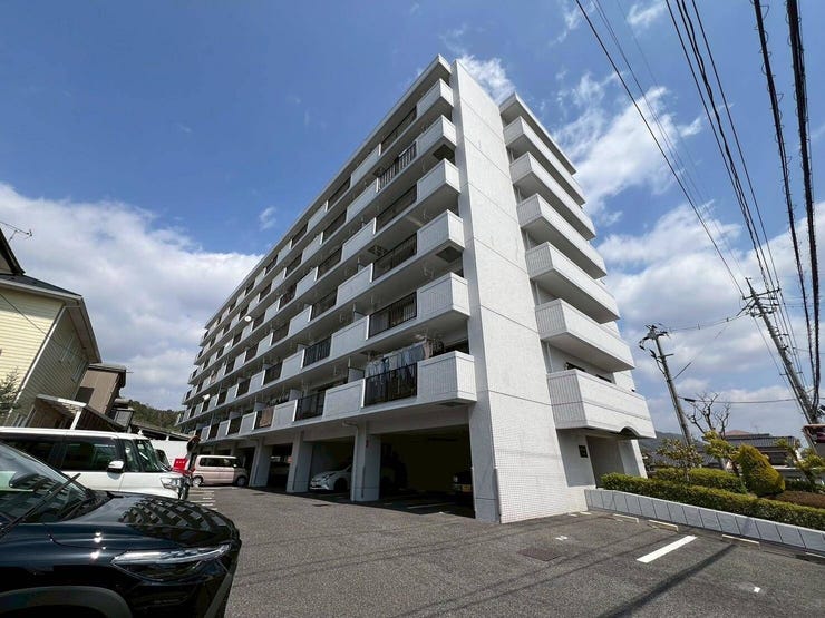 【外観】
1Fが駐車場になっています。平面駐車場は広く、駐車も楽々。