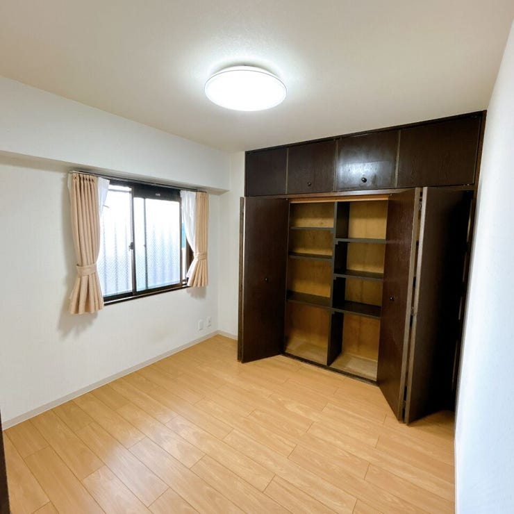 洋室のクローゼットは壁一面!大容量の収納力です。