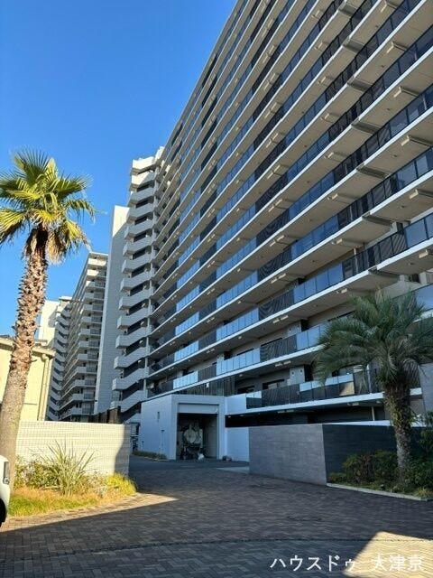 【外観】
湖畔の贅沢。リゾート感あふれる外観が魅力のマンションです♪