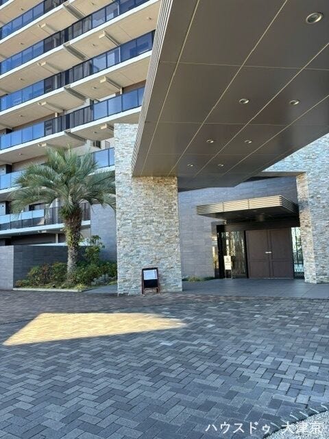 石貼りの重厚なエントランス。帰り着くたびに心を満たす、迎賓の佇まい。