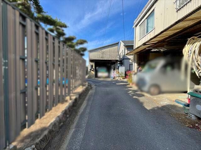 倉庫前からの前面道路
(2025年11月23日 撮影)