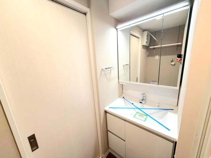 【Basin】
「身だしなみを整えやすい」「収納スペースを確保できる」など、三面鏡ならではのメリット