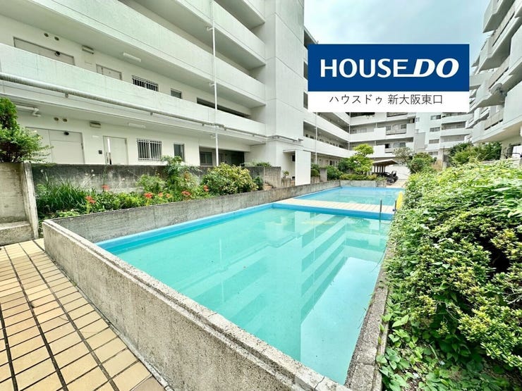 建物の真ん中には子供用のプールが。
なんだかリゾート感がありますね。