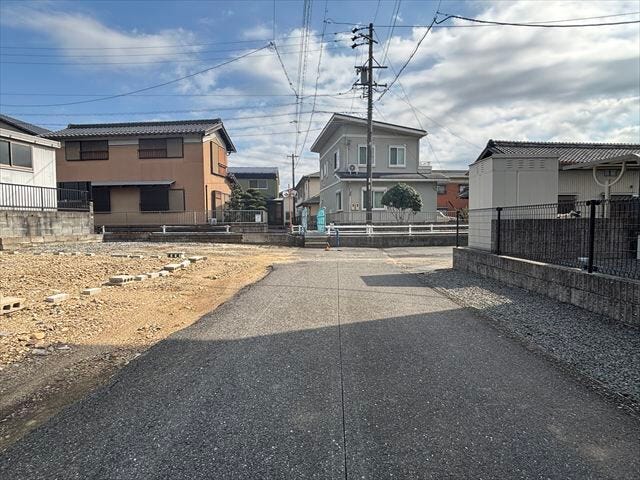 南側幅員約3.0mの道路に約8.00m接道しています。陽の当たりやすい南側前面道路です!(2025年11月8日撮影)