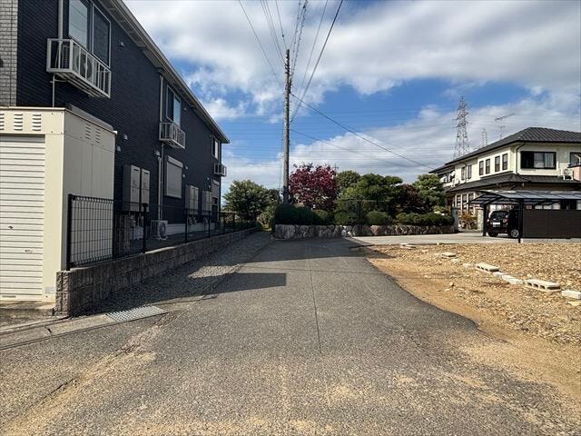 幅員3m以下の前面道路です。セットバックが必要となりますが、道路の幅が広がり見通しも良くなるので、安全性も高くなります。(2025年11月8日撮影)