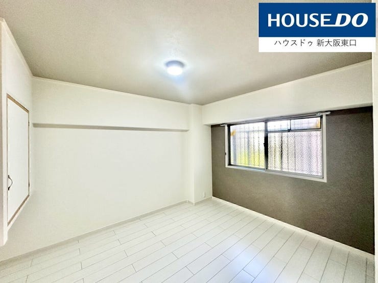 洋室収納。
ちょっと珍しい形の収納ですね。
ギリ布団が入りそうです。