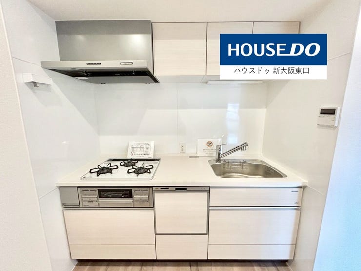 食洗器・三口コンロ・グリル付きのシステムキッチンです。