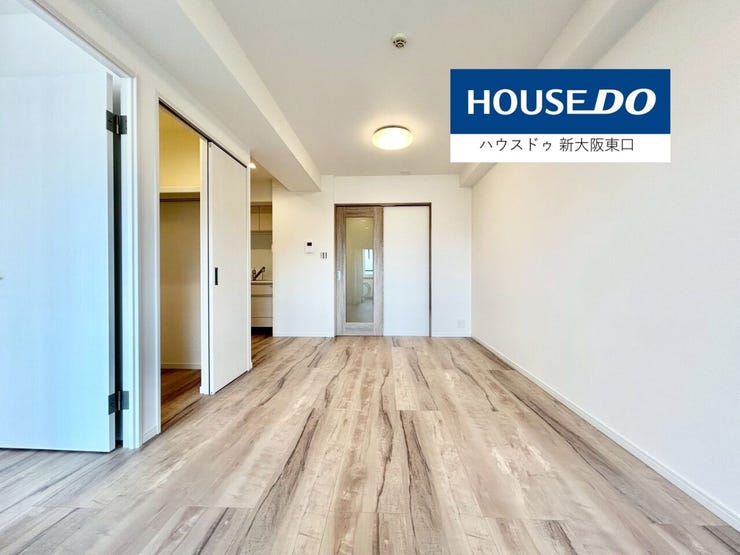 南向きのバルコニーがある12帖以上のLDKです。
ウォークインクローゼットがあり、5.2帖の洋室が隣にあります。