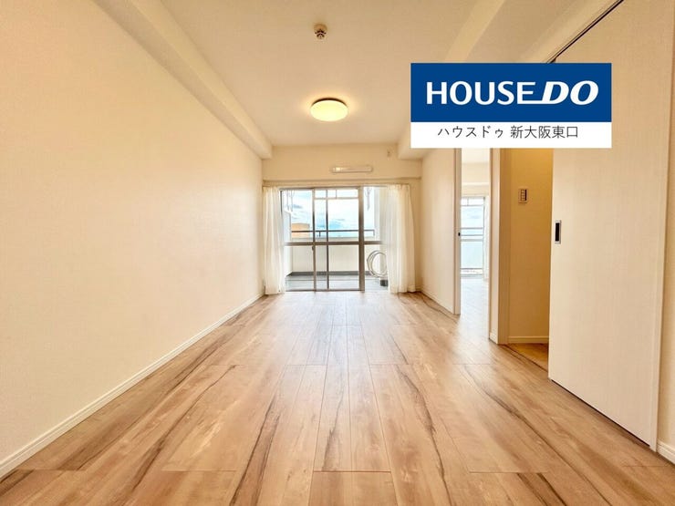 南向きのバルコニーがある12帖以上のLDKです。
ウォークインクローゼットがあり、5.2帖の洋室が隣にあります。