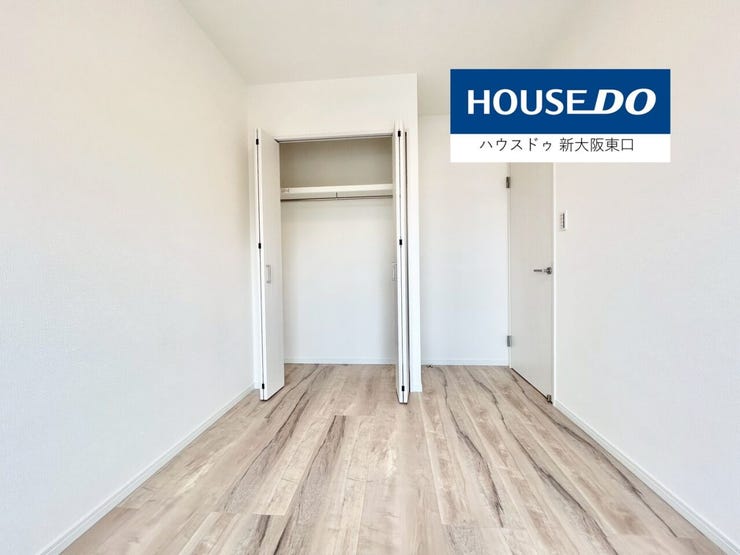 5.2帖の洋室です。
クローゼットと南東向きのバルコニーがあります。