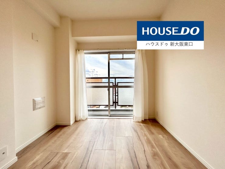 5.2帖の洋室です。
クローゼットと南東向きのバルコニーがあります。