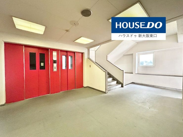 エレベーターが二基ある広い踊り場です。