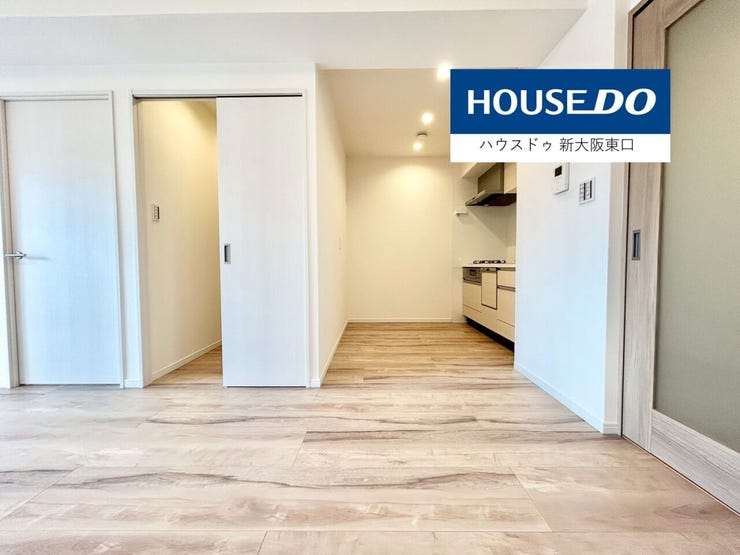 奥はキッチンスペースです。
南向きのバルコニーがある12帖以上のLDKです。
ウォークインクローゼットがあり、5.2帖の洋室が隣にあります。