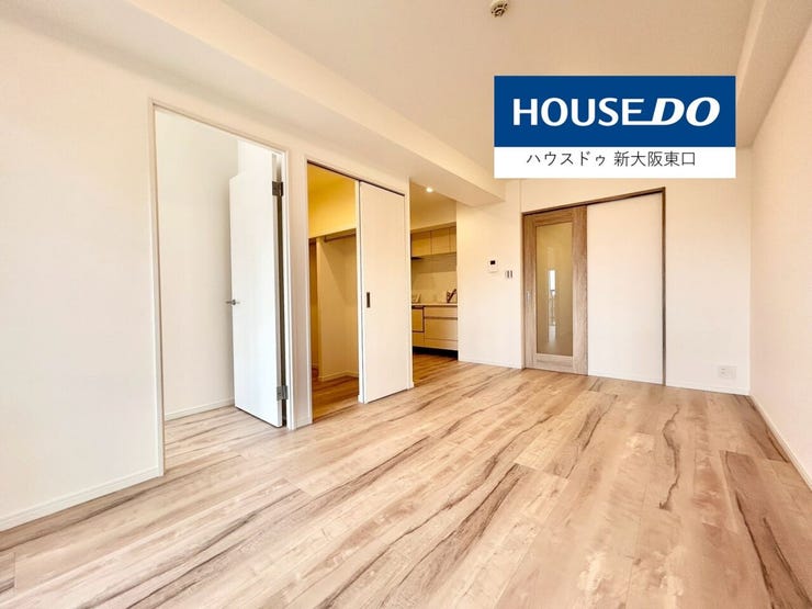 南向きのバルコニーがある12帖以上のLDKです。
ウォークインクローゼットがあり、5.2帖の洋室が隣にあります。