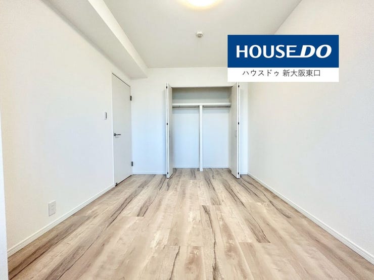 6.9帖の寝室です。
クローゼットと北東向きの窓があります。