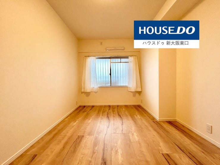 6.9帖の寝室です。
クローゼットと北東向きの窓があります。