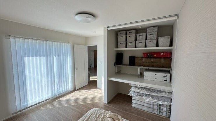 寝室に適した南側の独立した洋室。収納も充分です。