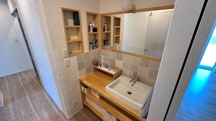 大きな鏡のおしゃれな洗面スペース。