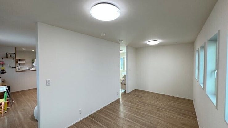 テレビ壁の裏側にある洋室は間仕切りして使うこともできそう。