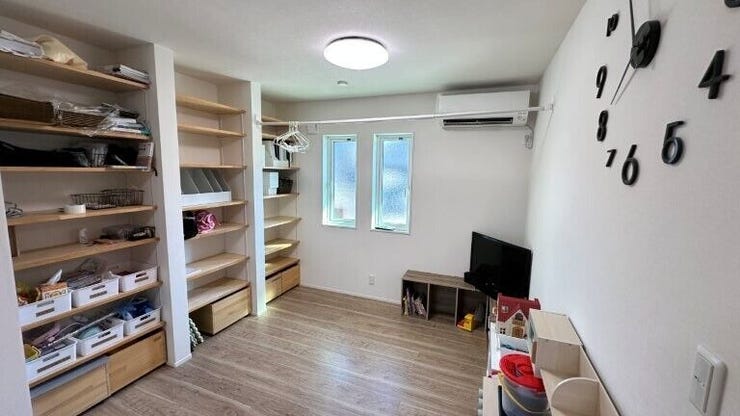 リビング隣の5.2帖ユーティリティスペース。棚がたくさんございます。