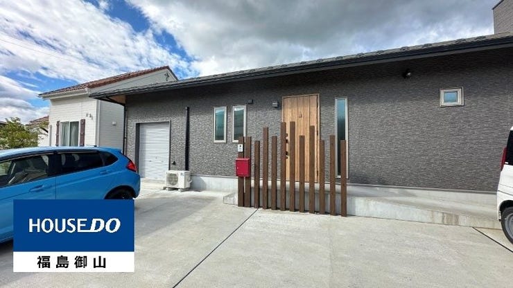 【外観】
駐車場は並列4台可能。玄関脇にシャッター式の土間収納がございます。