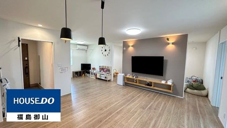 シンプルでおしゃれな雰囲気のリビングスペース。キッチン側から見たアングルです。