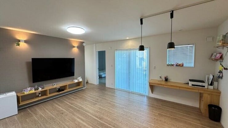 玄関側から見たリビングスペース。掃き出しの窓の先にテラスがございます。