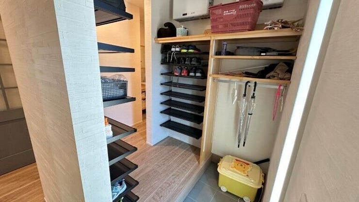 大容量のシューズククローク。