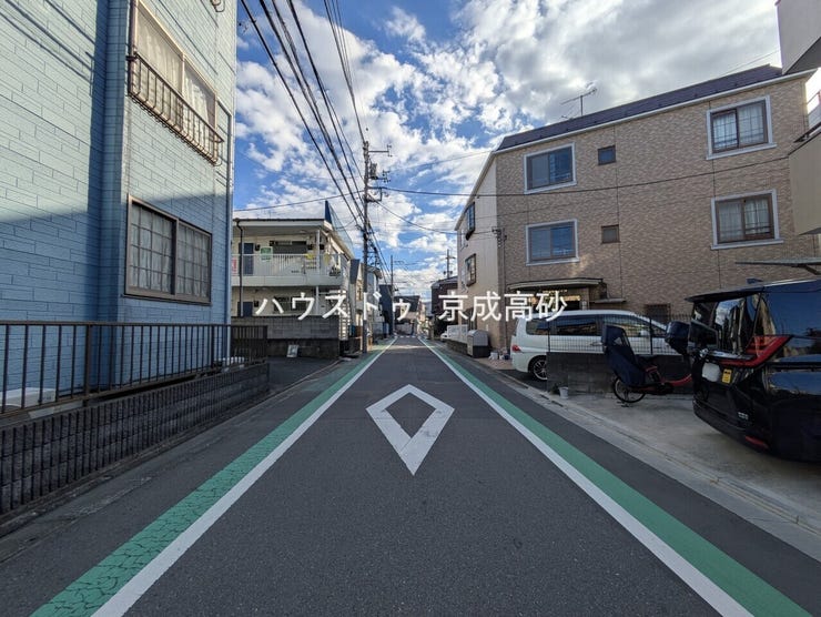 交通量の少ない前面道路です。
小さなお子様がいるご家庭でも安心です!