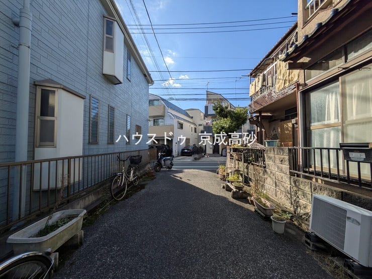 交通量の少ない前面道路です。
小さなお子様がいるご家庭でも安心です!