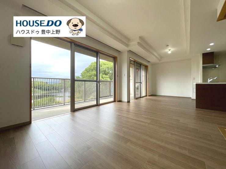 【リビング】
約18.7帖のLDKの窓に広がるは青い空と大きな池!綺麗な眺望を是非ご自身の目で!