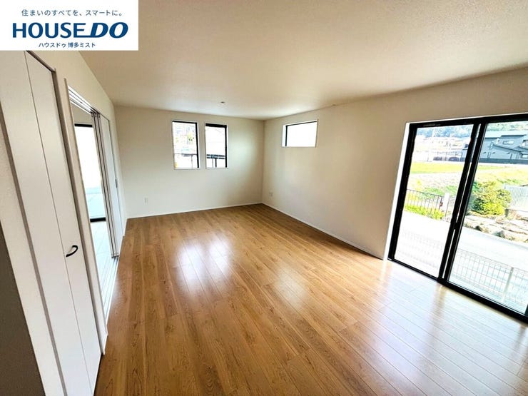 【家族のいやし時間】穏やかな光が入るリビング。忙しい毎日だからこそ、家族と過ごす時間は大切。家族みんなが快適なリビングだから、忙しい朝も、くつろぎの夜も、楽しい時間が過ごせます。